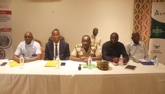 La-table-sde-seance-le-directeur-regional-de-lEconomie-du-Plan-et-du-Developpement-du-Zanzan-Sylla-Boubacar.-en-blanc-a-l-extreme Gontougo